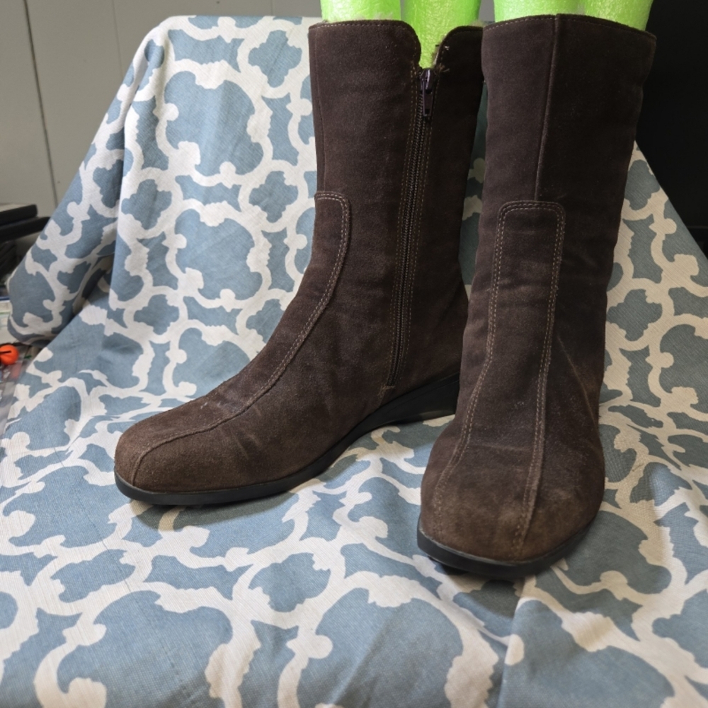 La CANADIENNE Brown Suede Ankle Boots